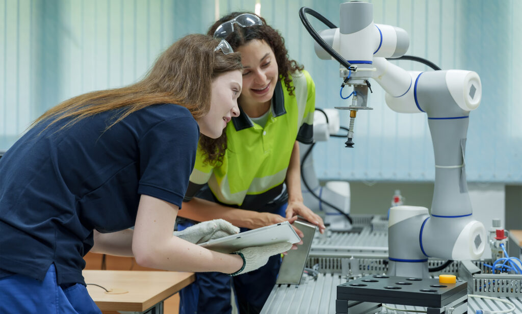 Studenti ITS MAKER Academy al lavoro su macchinari industria 4.0 durante un laboratorio pratico di meccatronica