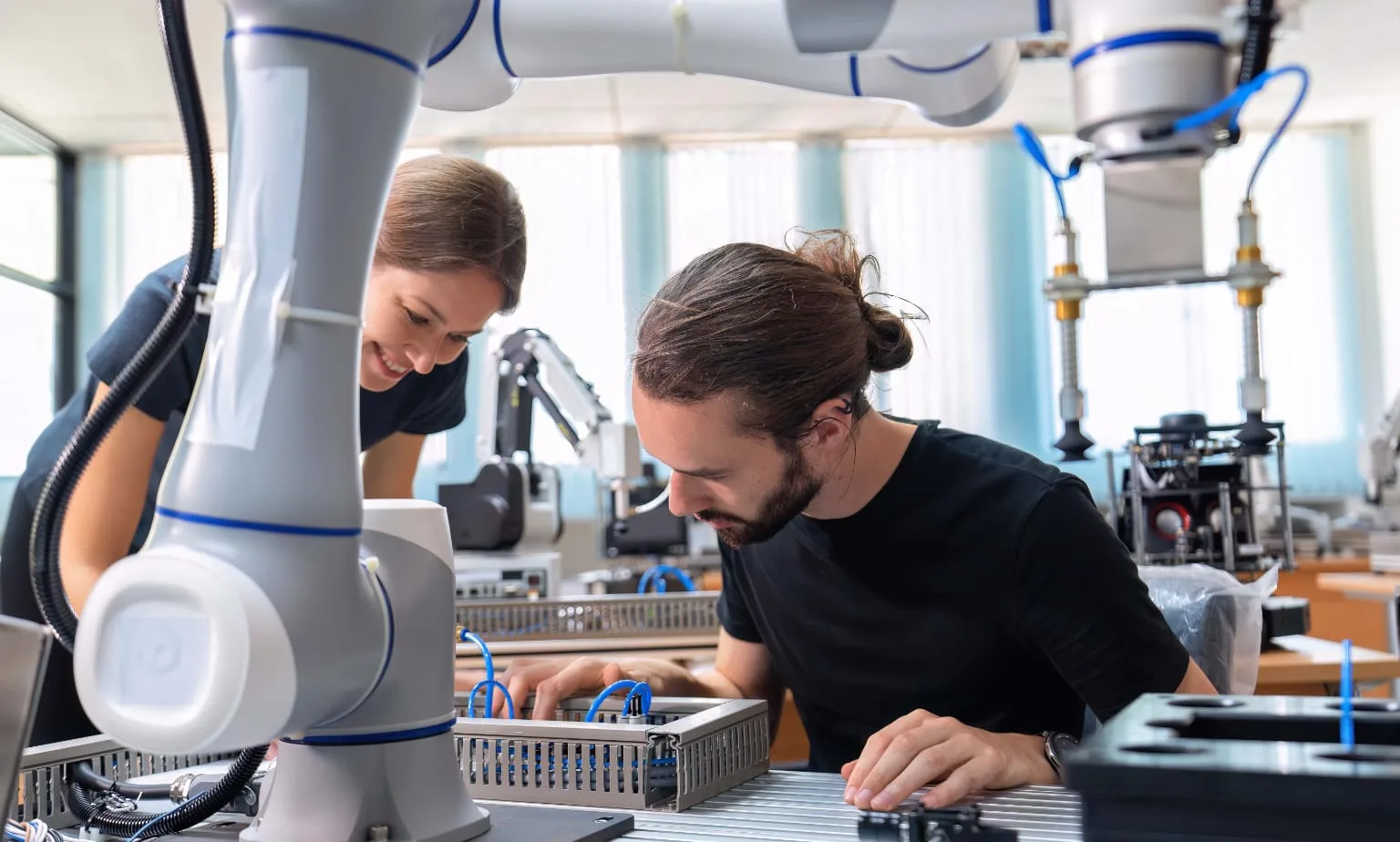 Studenti durante un Open Day di ITS MAKER Academy 2026 in un laboratorio di meccatronica in Emilia-Romagna