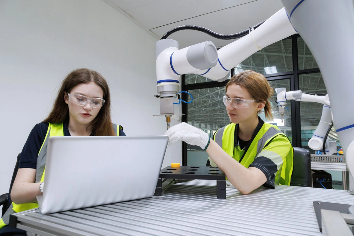 Studente che ha scelto il percorso ITS al lavoro in un laboratorio di meccatronica di ITS MAKER Academy in Emilia-Romagna