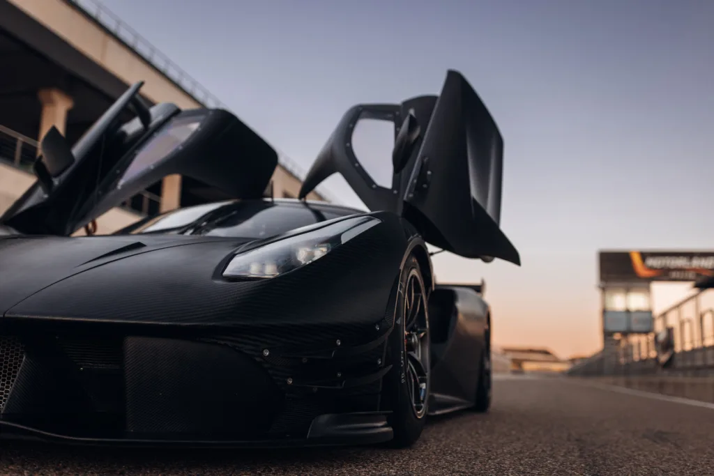Monoposto da corsa in pista: nel motorsport la scocca è realizzata in materiali compositi in fibra di carbonio