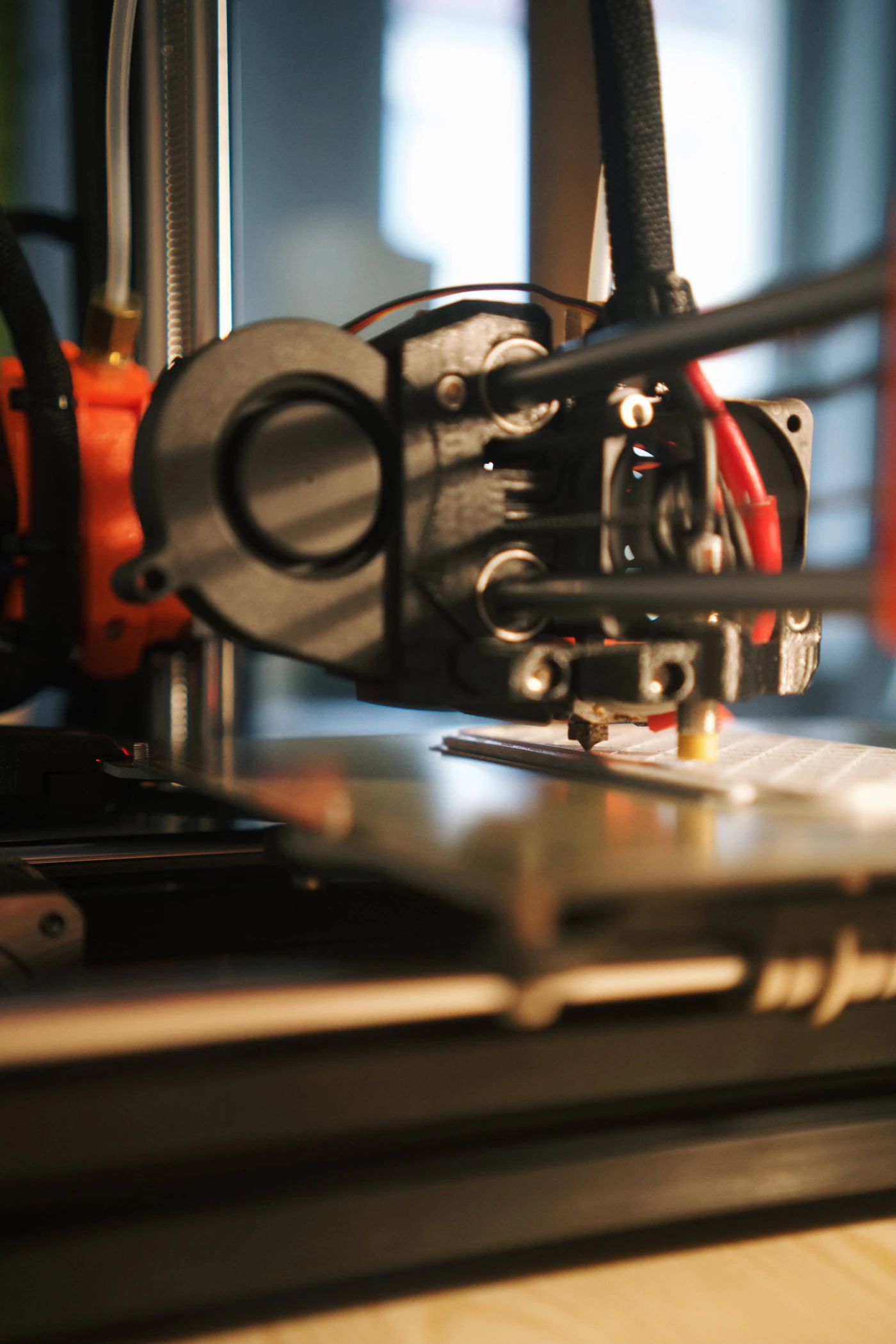Ugello di una stampante 3D al lavoro: la produzione additiva costruisce il pezzo strato dopo strato